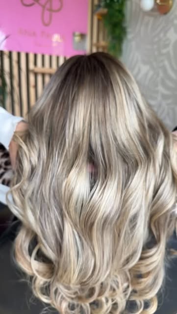 Réalisation originale ANA PAULA HAIR — Blond & mouvement