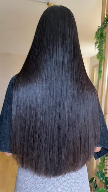 Cheveux bruns lisses et brillants — photo originale d’Ana Paula, technique non confirmée
